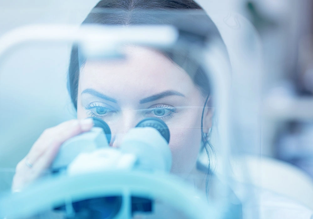 When Should You See a Cornea & Refractive Specialist in Abu Dhabi? A Patient’s Guide