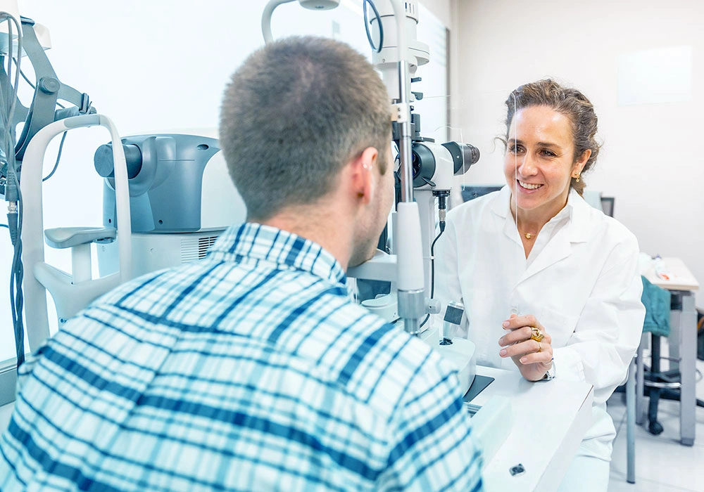 متى يجب مراجعة اختصاصي القرنية وتصحيح الإبصار في دبي؟ 7 علامات لا يجب تجاهلها